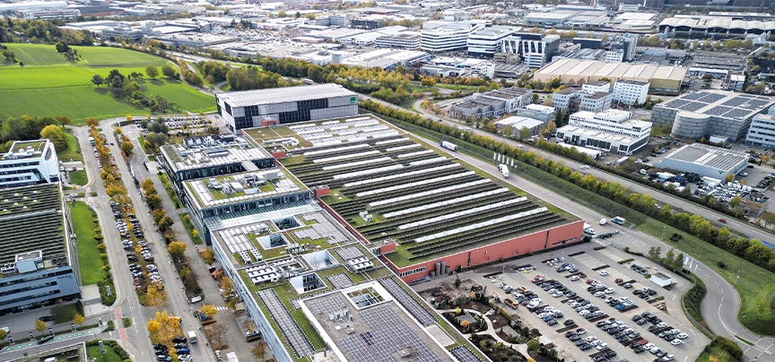 The Bechtle Group headquarters in Neckarsulm scores highly as a sustainable location: over 7,000 solar modules on all available roof surfaces, 261 geothermal probes underneath the office and warehouse buildings, building technology with natural coolants or 7,500 square metres of green space. (photo)